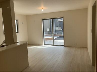 家具の配置で個性が光るリビング（2号棟）