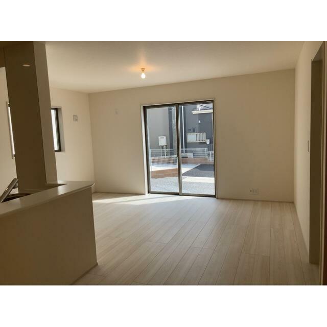 家具の配置で個性が光るリビング（2号棟）