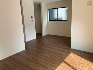 リビングはお気に入りのソファやクッションでくつろげる空間に（6号棟）