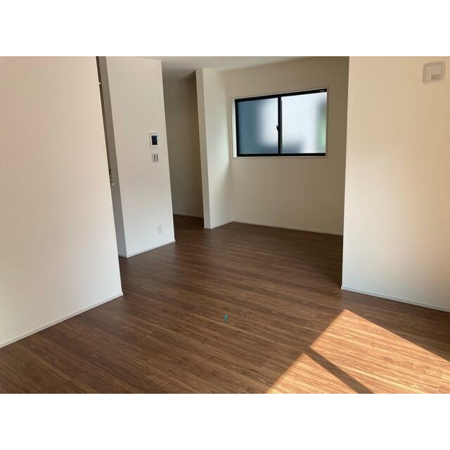 リビングはお気に入りのソファやクッションでくつろげる空間に（6号棟）