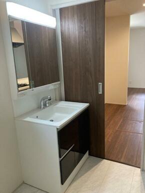 顔を洗って歯磨きもして1日を乗り切るエネルギーをここでチャージ（6号棟）