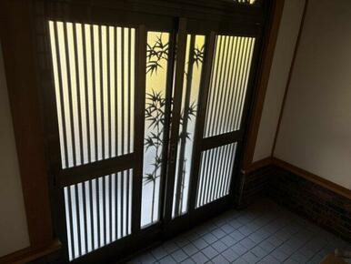 光を取り込む、明るい玄関