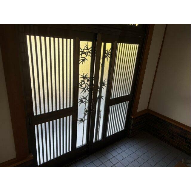 光を取り込む、明るい玄関