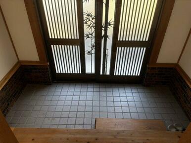 和の雰囲気を感じる広い玄関土間