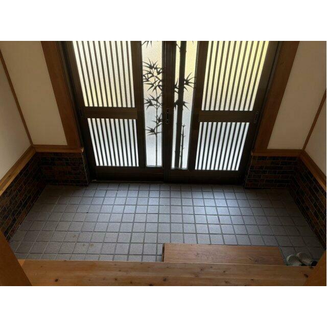 和の雰囲気を感じる広い玄関土間