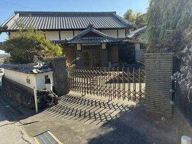 瓦屋根が印象的な和風住宅の外観