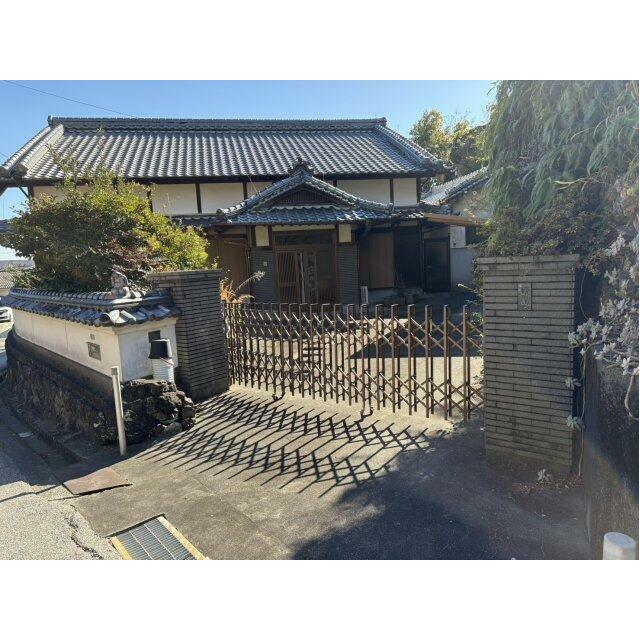 瓦屋根が印象的な和風住宅の外観