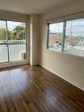 広くて明るい寝室