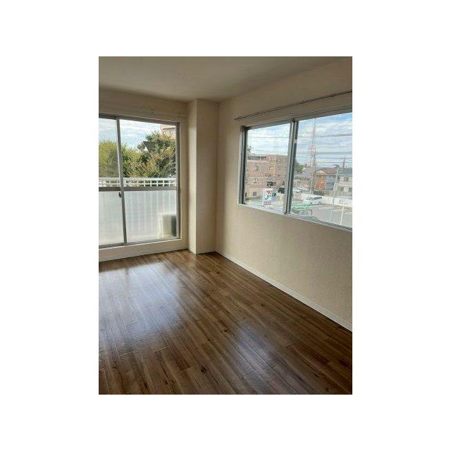 広くて明るい寝室