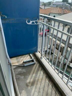 暖かな日差しのふりそそぐバルコニー