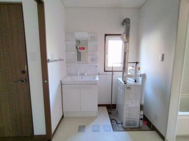 洗面脱衣室。洗面台と壁紙、クッションフロアを交換しました。