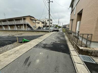 前面道路（西から東）