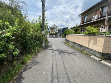 北側道路幅員約６．０ｍ、間口約１４．３ｍ