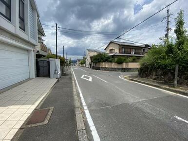 西側道路幅員約９．０ｍ、間口約１３．８ｍ