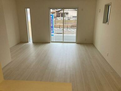 くつろぎスペースとしてはもとより、リビングに学習やテレワークのスペースを設けるご家庭も増えています（1号棟）