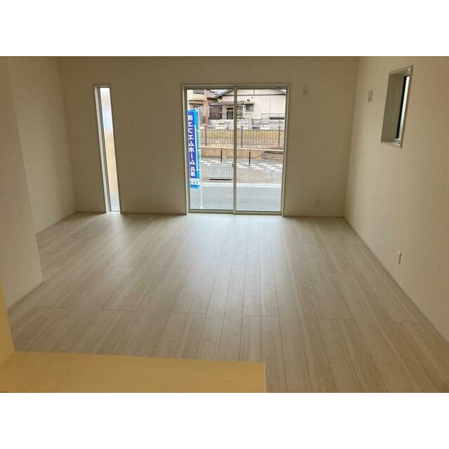 くつろぎスペースとしてはもとより、リビングに学習やテレワークのスペースを設けるご家庭も増えています（1号棟）