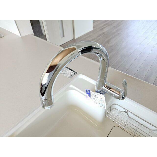 ビルトイン浄水器 スタイリッシュな浄水器一体型水栓です。水栓にシャワーホースと浄水器を内蔵し、カルキ