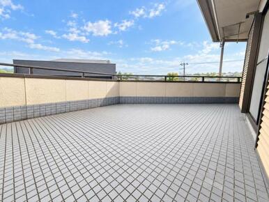 広々バルコニーで布団やレジャーシートなど大きな物も簡単に干すことができお洗濯も楽しくなりそうですね。