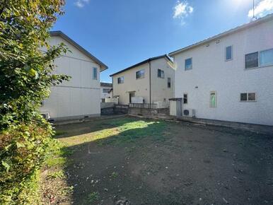 スーパーや銀行も近く、生活の便利性が高い地域です