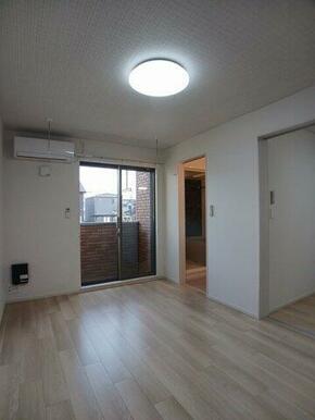 ゆったり過ごせる居間です