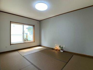 リビング隣接の和室は7.4畳と広々活用できます。