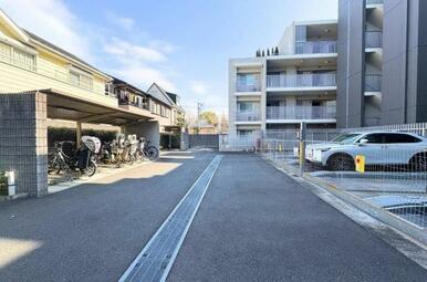 ゆとりある駐車スペースを確保しており、日々の出し入れも快適です。