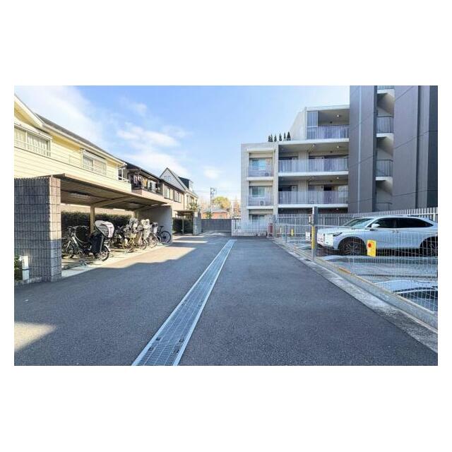 ゆとりある駐車スペースを確保しており、日々の出し入れも快適です。