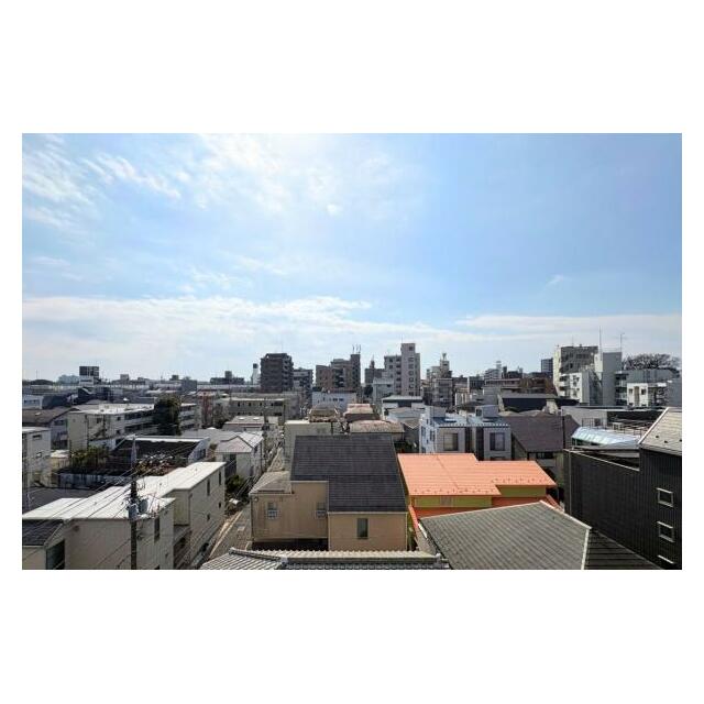 6階最上階の角部屋ならではの、視界が大きく開けた開放的な眺望です。