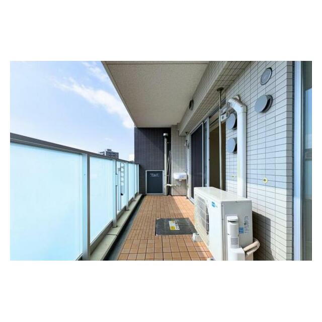 南向きで奥行きのあるバルコニー。洗濯物もゆとりをもって干せる十分なスペースを確保しています。