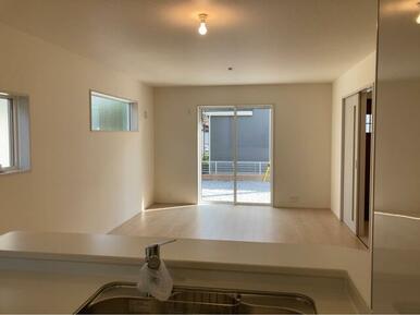 家具の配置で個性が光るリビング（3号棟）