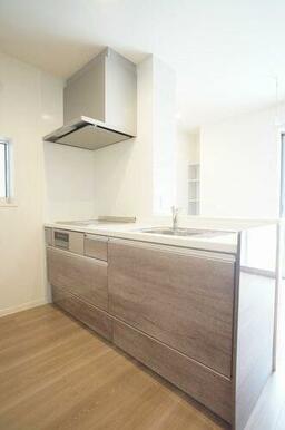 ◆キッチン◆ＩＨコンロ、グリル付きのシステムキッチンです！対面式なので、お部屋の様子を伺いながら料…