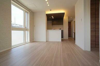 対面カウンターキッチンで家族との対話を楽しみながら料理ができます。