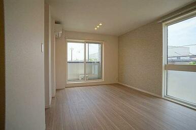 ＬＤＫ　角部屋ならではの２つの窓から光を取り入れる事ができます。