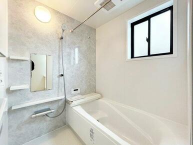 浴室乾燥機があり、室内干しが可能です。浴槽は半身浴タイプのオートバスです（施工例）