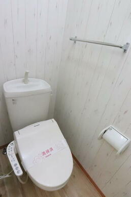 清潔感のある温水洗浄機能付きトイレ