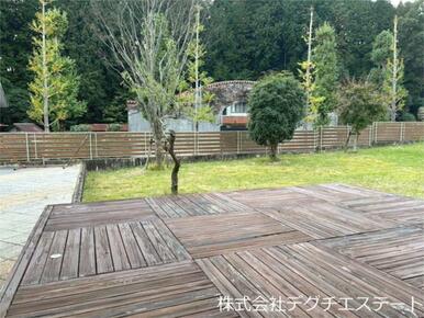 敷地は広く、駐車スペースも１０台以上あります