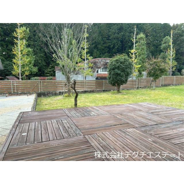 敷地は広く、駐車スペースも１０台以上あります