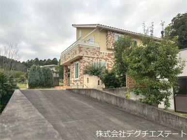 木造かわら・ソーラ－パネルぶき２階建