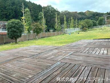 敷地は広く、駐車スペースも１０台以上あります