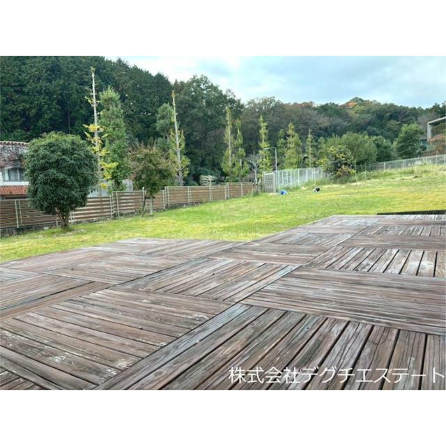 敷地は広く、駐車スペースも１０台以上あります