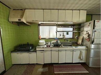 吊り戸棚のあるシステムキッチンです。壁面を利用して収納することで、調理スペースが広く取れますね。