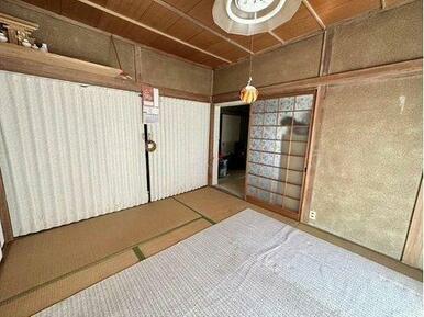 和室の続き間は、アコーディオンカーテンで仕切ればプライベート空間としてもご利用できますね。