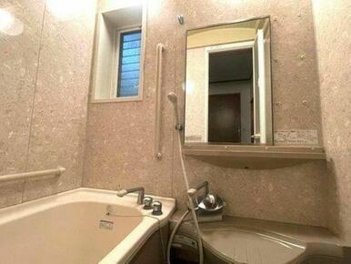 浴室はリフォーム済み。窓もあり、お掃除の際の換気や、風通しも出来て安心ですね。