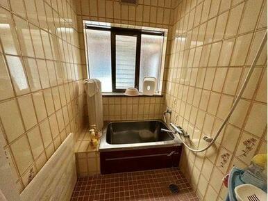 浴室には窓があるので、換気も出来て、湿気対策にもなります。