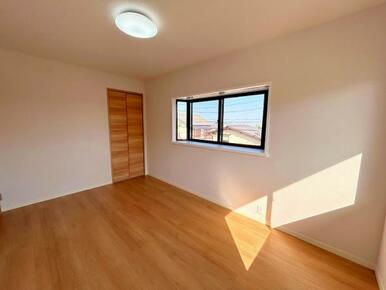 「2階洋室」約6.1帖、クローゼット付き