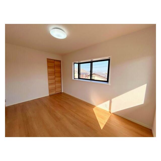 「2階洋室」約6.1帖、クローゼット付き