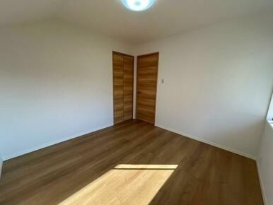 「2階洋室」約5.5帖、クローゼット付き