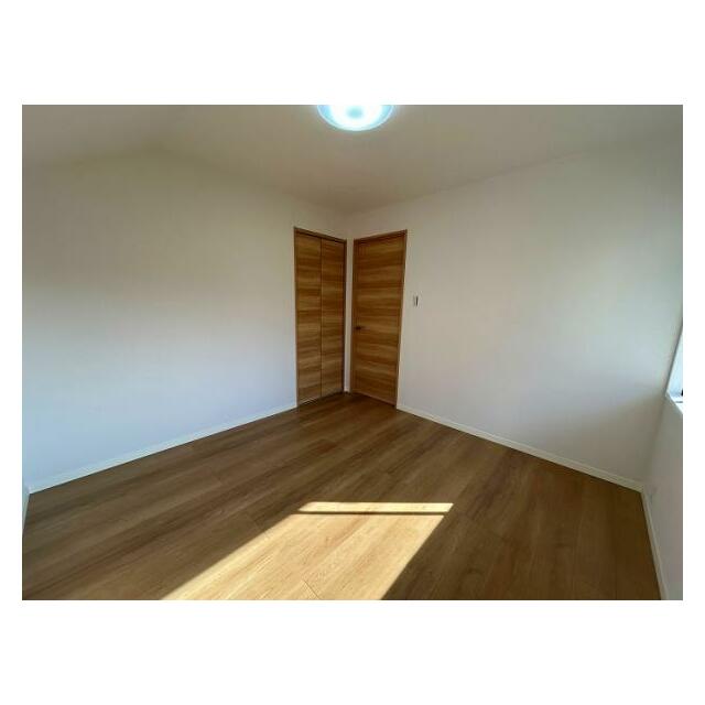 「2階洋室」約5.5帖、クローゼット付き