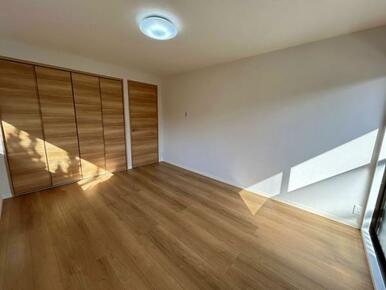 「2階洋室」約6帖、クローゼット付き