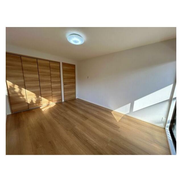 「2階洋室」約6帖、クローゼット付き